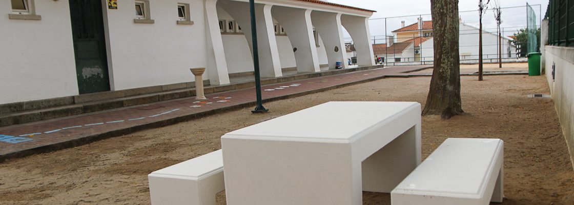 Requalificação dos recreios escolares: Escola da Misericórdia com novas mesas e bancos no recreio