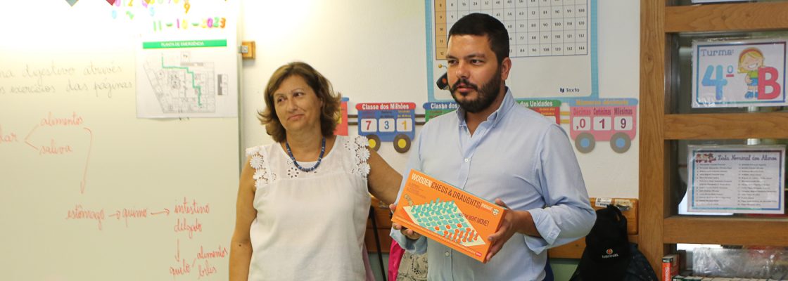 Tabuleiros de xadrez e livros infantis oferecidos às escolas