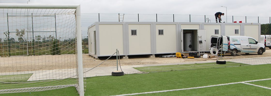 Campo de futebol sintético recebe novos balneários para melhorar condições dos jogadores