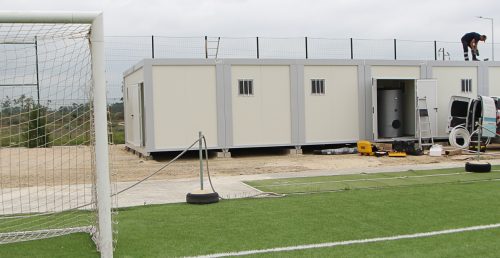 Campo de futebol sintético recebe novos balneários para melhorar condições dos jogadores
