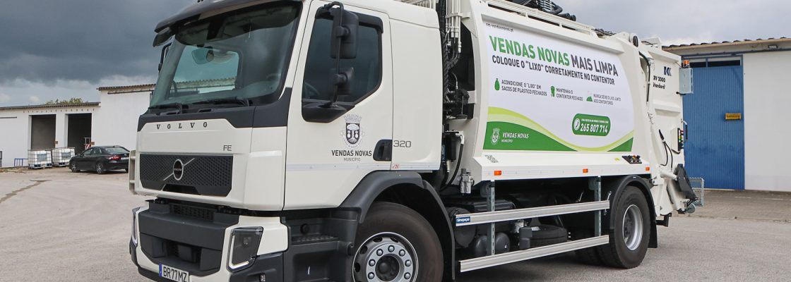 Município reforça serviço de recolha de resíduos com aquisição de novo camião